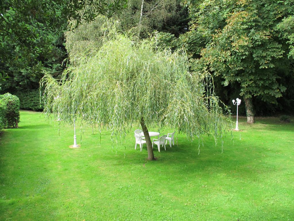 Logis Deshors-Foujanet Hotell Chamboulive Exteriör bild