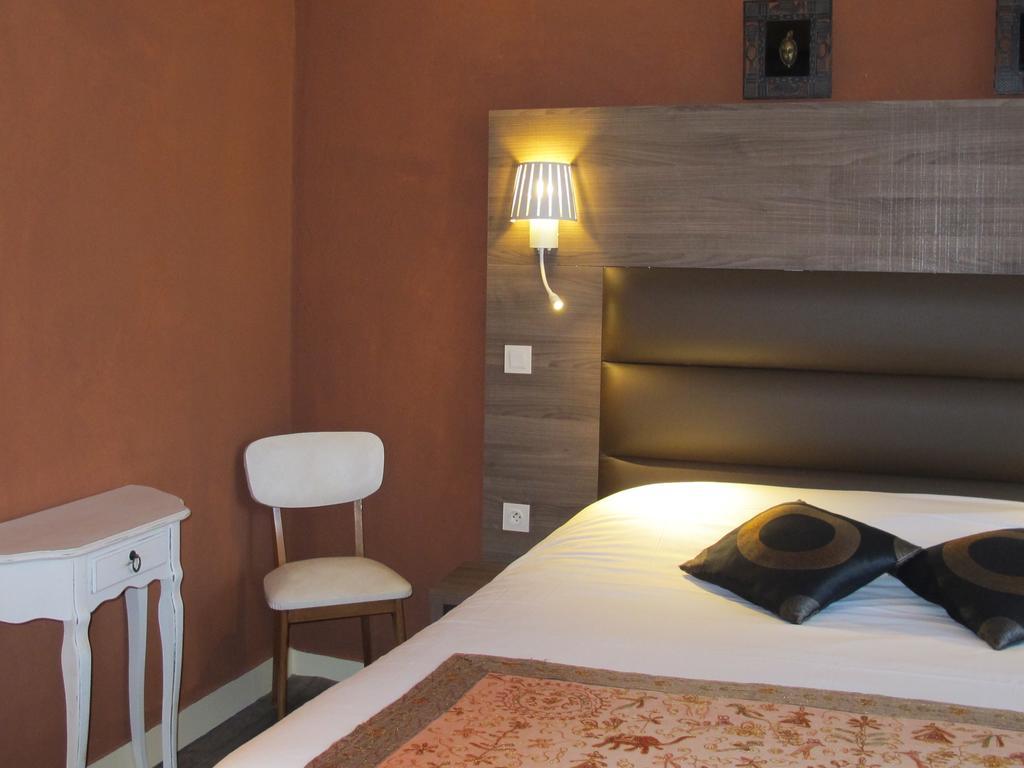 Logis Deshors-Foujanet Hotell Chamboulive Exteriör bild