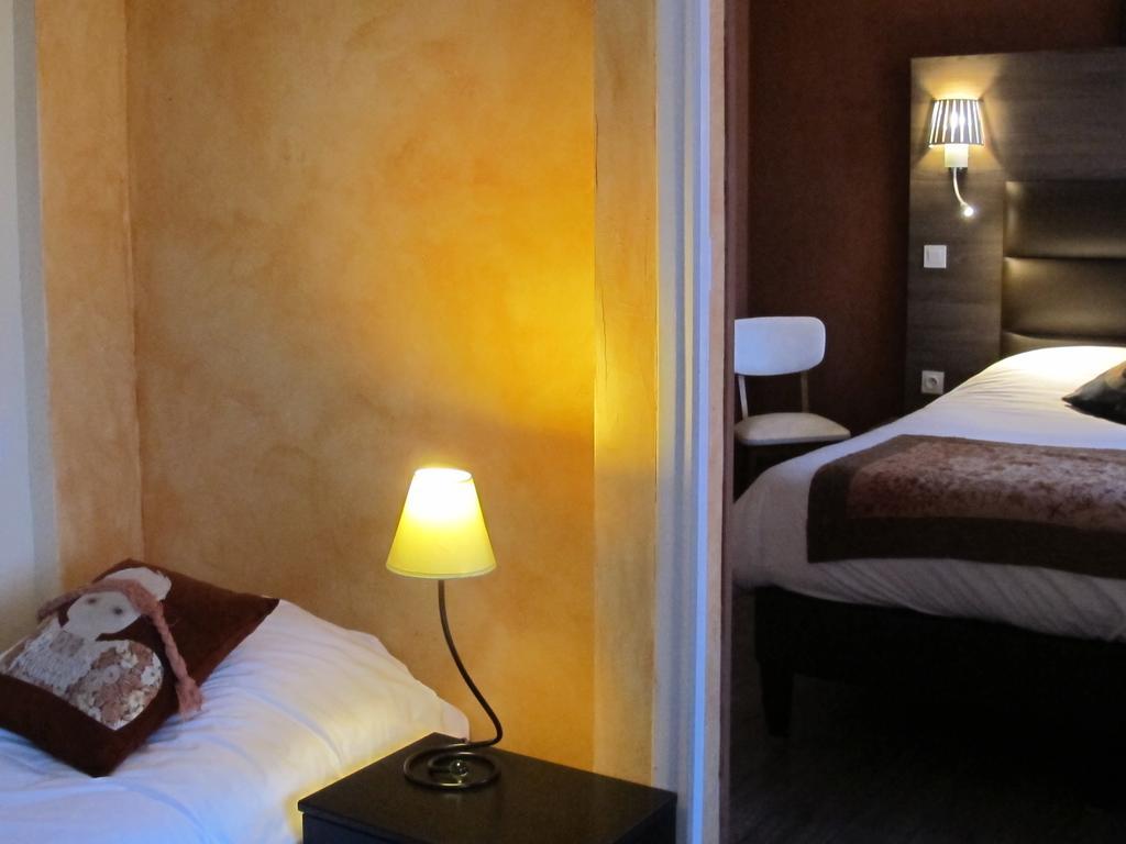 Logis Deshors-Foujanet Hotell Chamboulive Exteriör bild