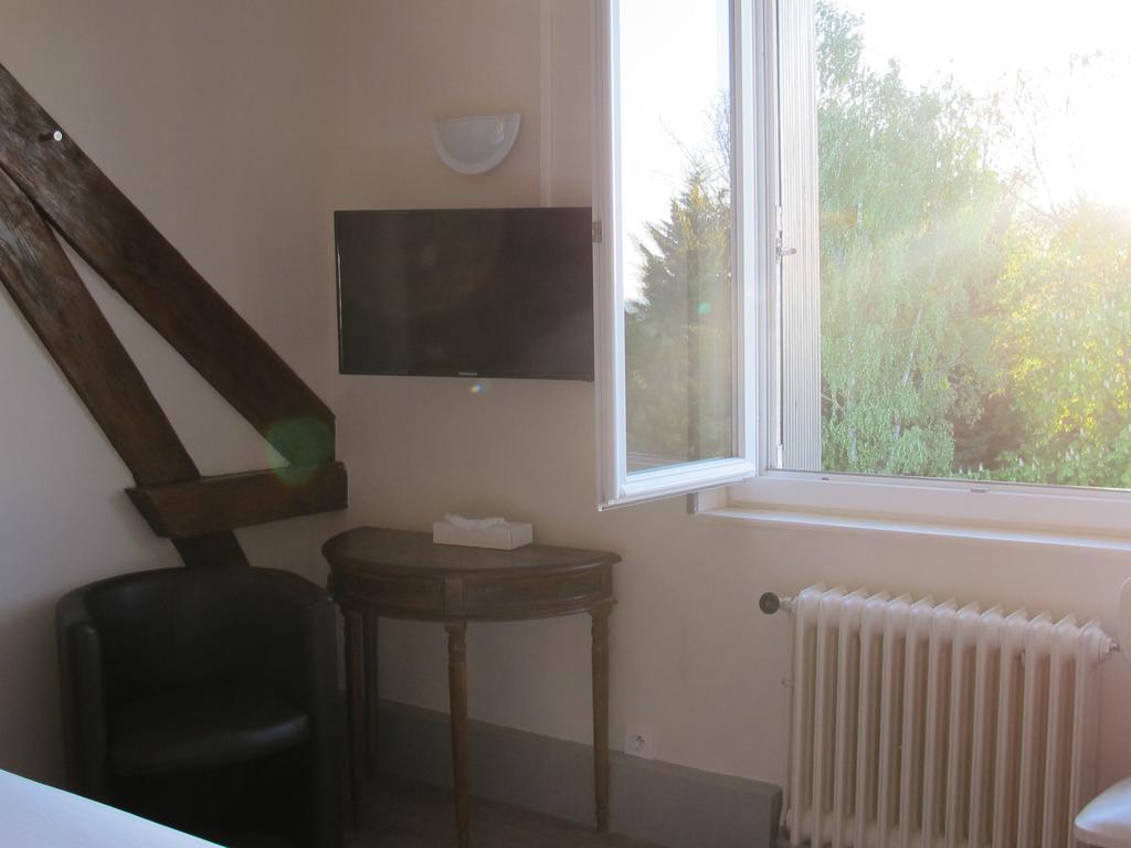 Logis Deshors-Foujanet Hotell Chamboulive Exteriör bild