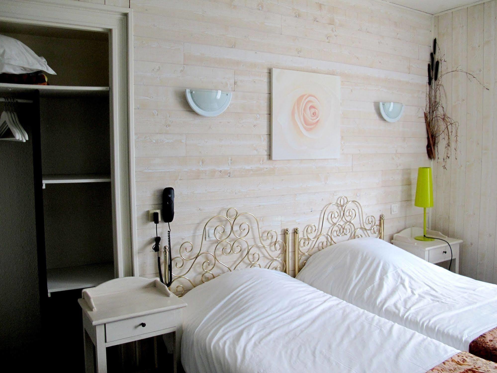 Logis Deshors-Foujanet Hotell Chamboulive Exteriör bild