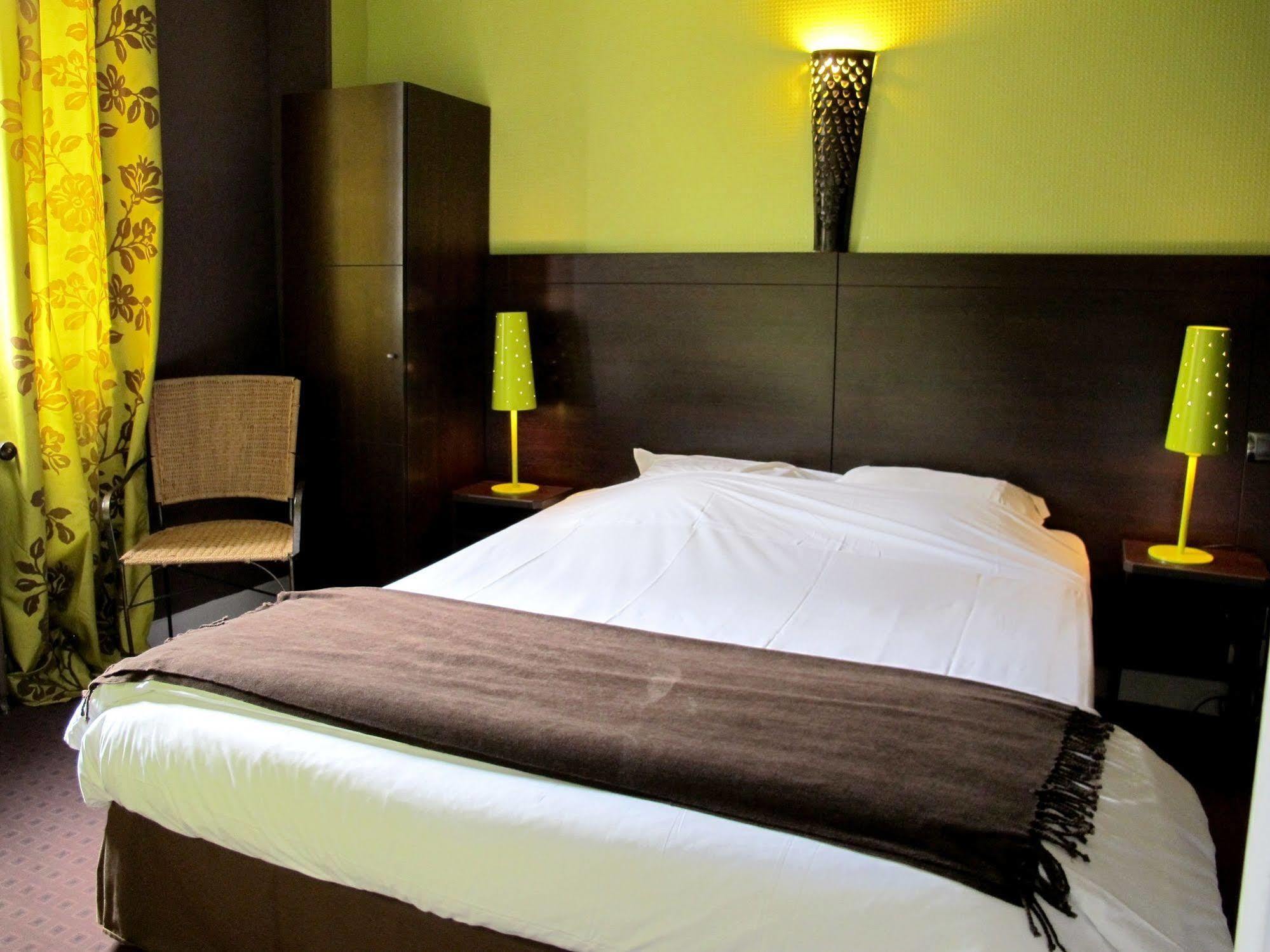 Logis Deshors-Foujanet Hotell Chamboulive Exteriör bild