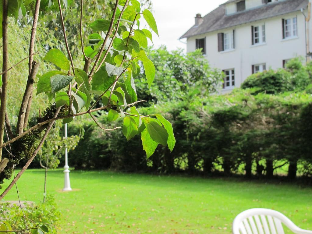 Logis Deshors-Foujanet Hotell Chamboulive Exteriör bild