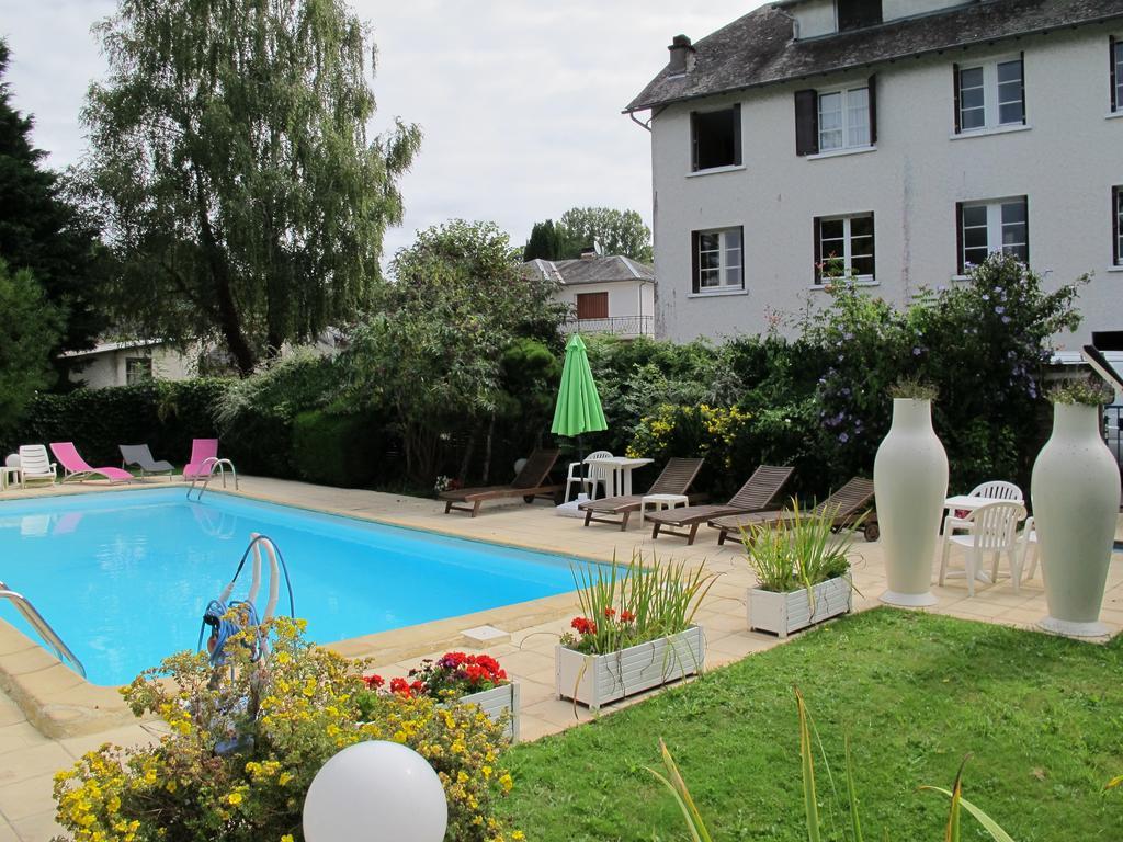 Logis Deshors-Foujanet Hotell Chamboulive Exteriör bild