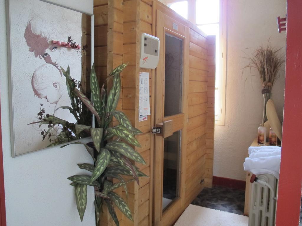 Logis Deshors-Foujanet Hotell Chamboulive Exteriör bild